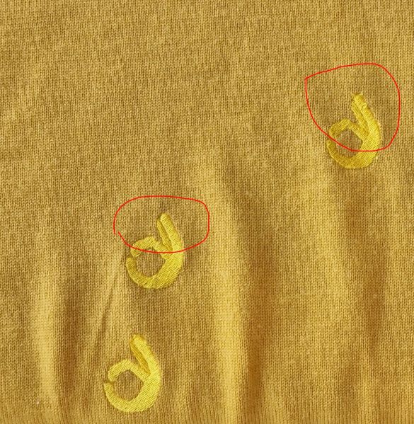 File:Pull-jaune-taches.jpg