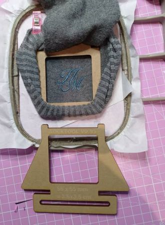 Placement du sock tool dans un cadre de broderie