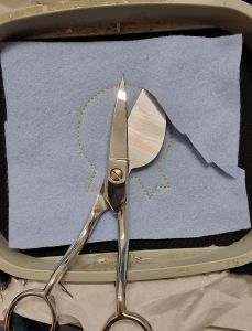 Fixirlinie sticken und mit Pelikanschere ausschneiden