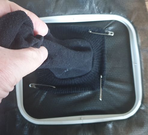 Fixation de la chaussette aux quatre coins de l'ouverture avec des épingles à nourriceTemplate:Figid