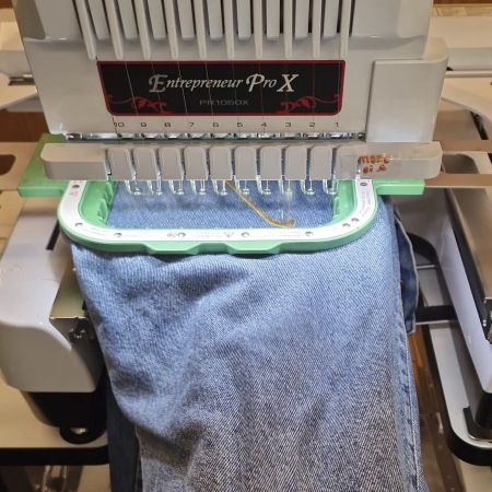 Broderie d'une jambe de jean avec un cadre 10×10 (sans découdre)