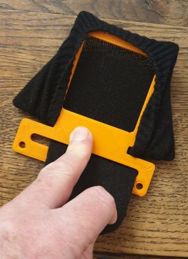 Den Socken durch das Loch ziehn