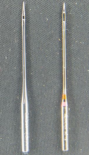 En haut : aiguille broderie 75/11 ; en bas : aiguille Metallic 80/12. On distingue un œil nettement plus long pour la métallique.