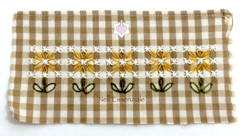 File:Swiss Embroideries FR.jpg