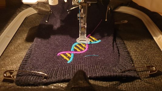 ADN en cours de broderie