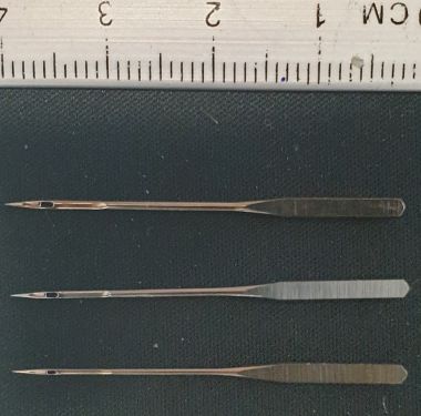 Aiguilles de broderie standards, verso (haut = 90, milieu = 75, bas = 60)