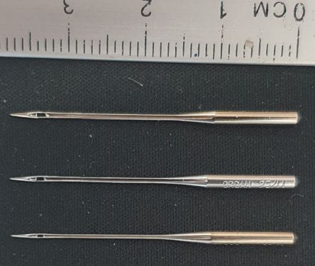 Aiguilles de broderie standards (haut = 90, milieu = 75, bas = 60)