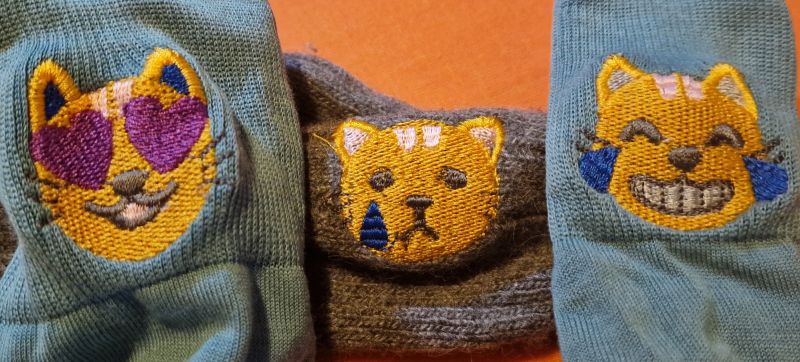 File:Broderies sur chaussettes.jpg
