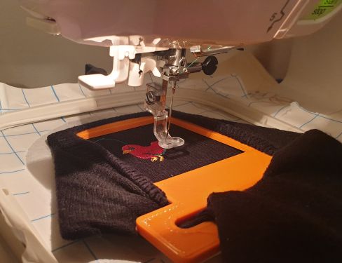 Sock tool in action sur une petite brodeuse Elna 8300