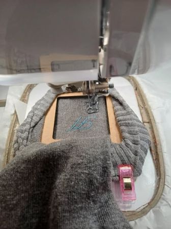 Broderie en cours avec l'outil inséré et cerclé