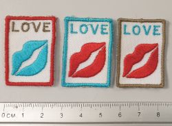 Love stamps gestickt (Schrift mit 60er Garn, Lippen mit 40er Seide)