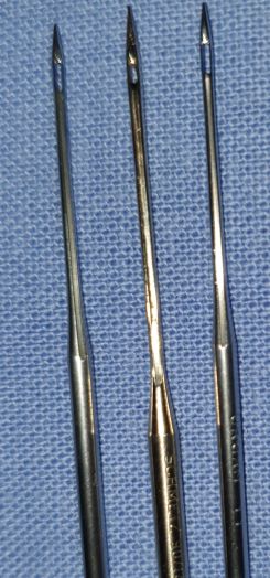 En haut : Organ DBxK5 SES 60 ; au milieu : Schmetz 130/705 90/14 H ; en bas : Organ DBxK5 SES 75. On distingue un œil nettement plus long pour les Organ SES, pourtant plus petites que la Schmetz 90.