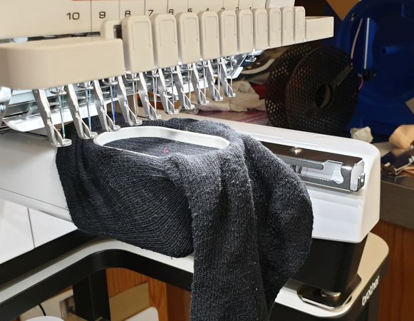 Broderie d'une chaussette avec le petit cadre vertical Brother V (33 × 75 mm).