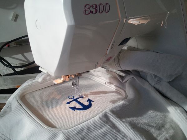 Cadre à broder « Hoop A » pour une ancienne Elna 8300. Le cadre est attaché au pantographe par un seul point