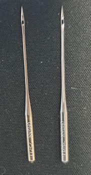 A links: Stretch-Nadel, rechts Sticknadel (sehr ähnlich).