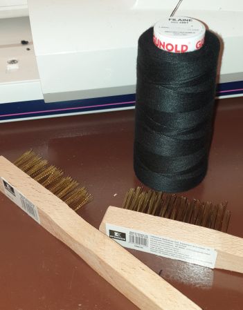 Brosses pour fils acryliques et coton