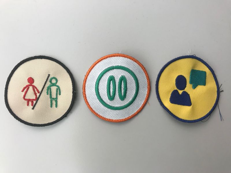 File:Badges broderie KB.jpg