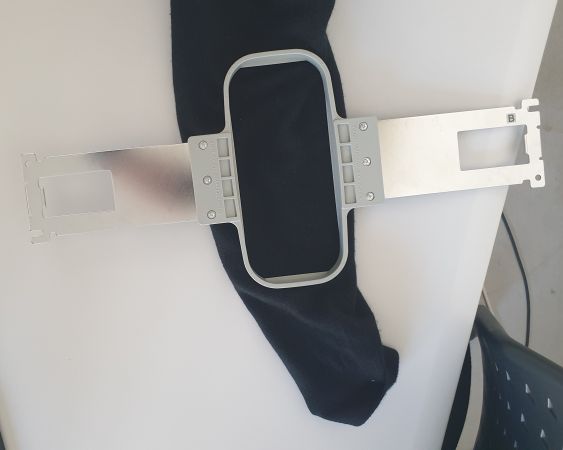 Sleeve frame posé sur une manche de pull. Comme il va dans l'autre sens, la manche peut glisser le long du bras