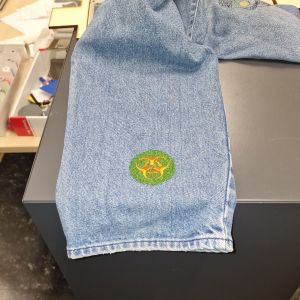 Brodé sur un jean, vue globale