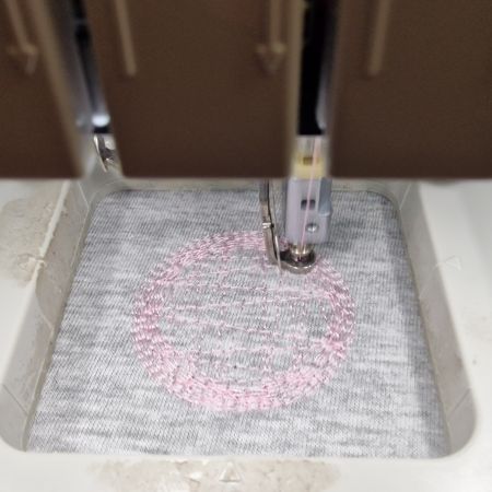 Deuxième couche : spirale de l'extérieur vers l'intérieur (en cours de broderie)