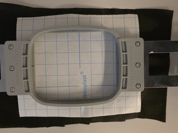 On cercle un polymesh, éventuellement recouvert d'un Filmoplast inversé, puis on pose la mousse.