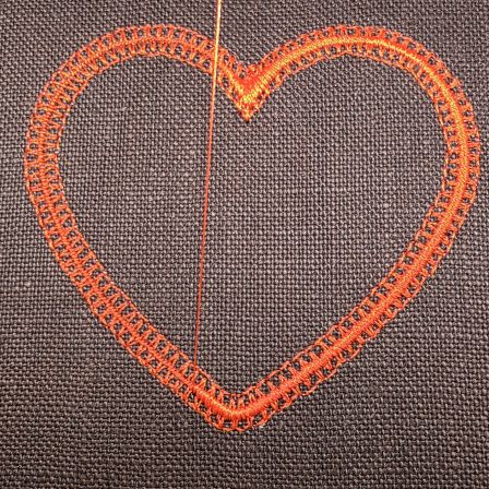 Objet en cours de broderie : la machine réalise la deuxième couche sur cinq.