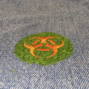 Brodé sur un jean, vue latérale