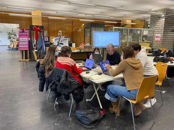 Activité de numérisation en binômes animateur-participant.