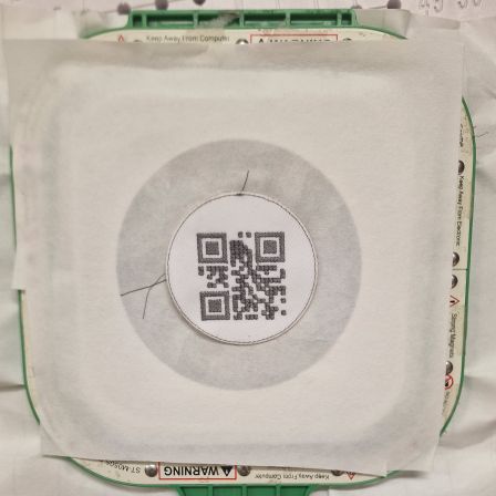 Le motif verso est fixé sous le cadre avant l'assemblage.