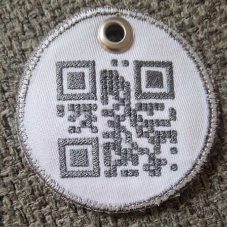 Résultat côté verso. Le QR code reste parfaitement lisible. On aurait pu utiliser un fil de canette assorti.