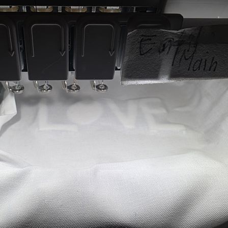 Le tissu est ensuite posé sur la mousse avant la broderie des contours définitifs.