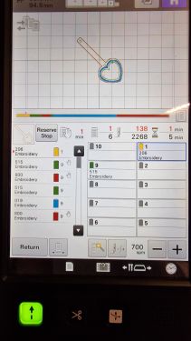 Sur une machine multi-aiguille, il est pratique de programmer des arrêts avant la pose de la mousse, du tissu supérieur et du tissu inférieur.