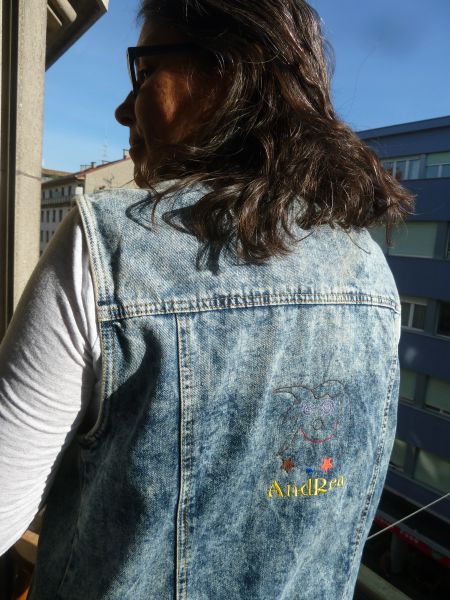 File:Broderie sur gilet.jpg