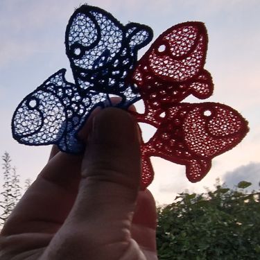 Poisson FSL : quatre variantes photographiées devant le ciel du soir.