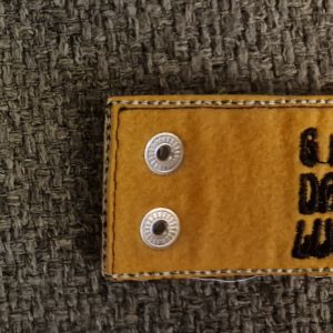La feutrine a été légèrement mal positionnée faute de ligne de positionnement, mais cela reste invisible une fois le bracelet porté.