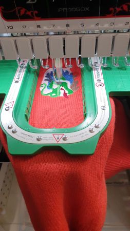 Sleeve frame posé sur une manche de pull. Comme il va dans l'autre sens, la manche peut glisser le long du bras.