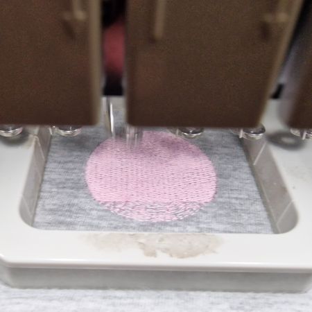 Tatami léger (0,4 mm entre les lignes) sans sous-couche. Satins denses avec deux lignes de contour