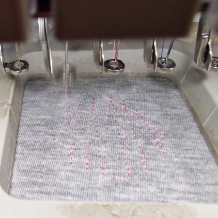 Première couche : rectangle puis zigzag dans deux directions (en cours de broderie)