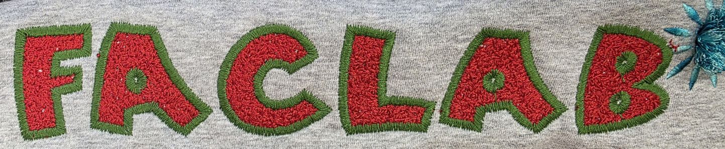 Faux chenille avec une police numérisée d'EmbroideryStudio (avec un fil coton 12)